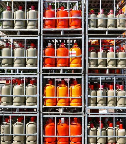 Gas cylinders. Storage in lattice boxes, ready for transport