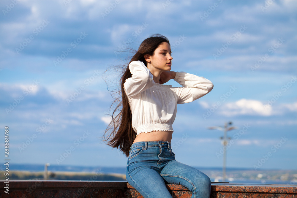 Young beautiful teen girl in blue jeans foto de Stock | Adobe Stock