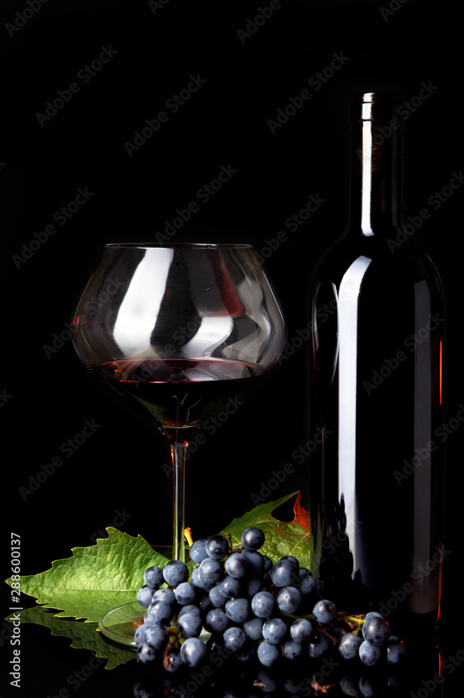 Fototapeta premium red wine and grapes
