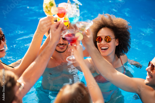 Canvas Print Enjoying pool party with friends