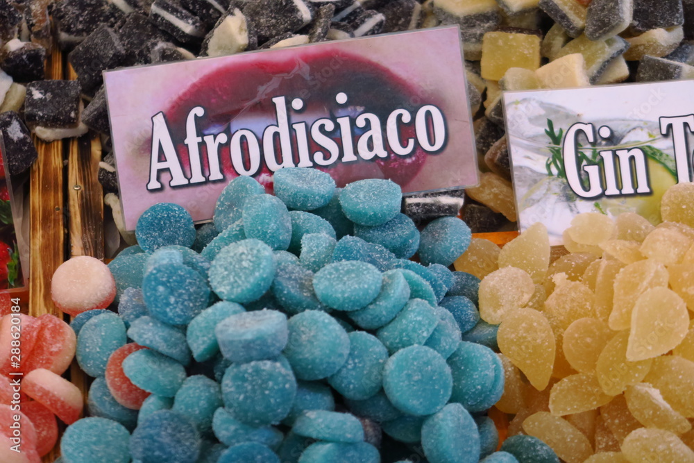 Bonbons aphrodisiaques (afrodisiaco.). Etalage de marchand de bonbon.  Espagne. Photos