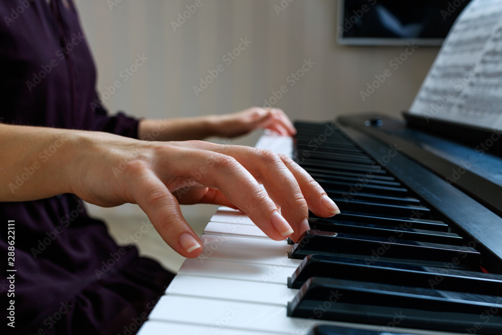 Obraz premium Young woman playing piano