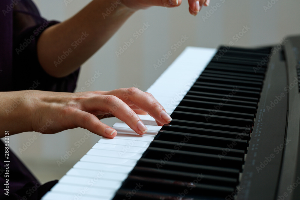 Obraz premium Young woman playing piano