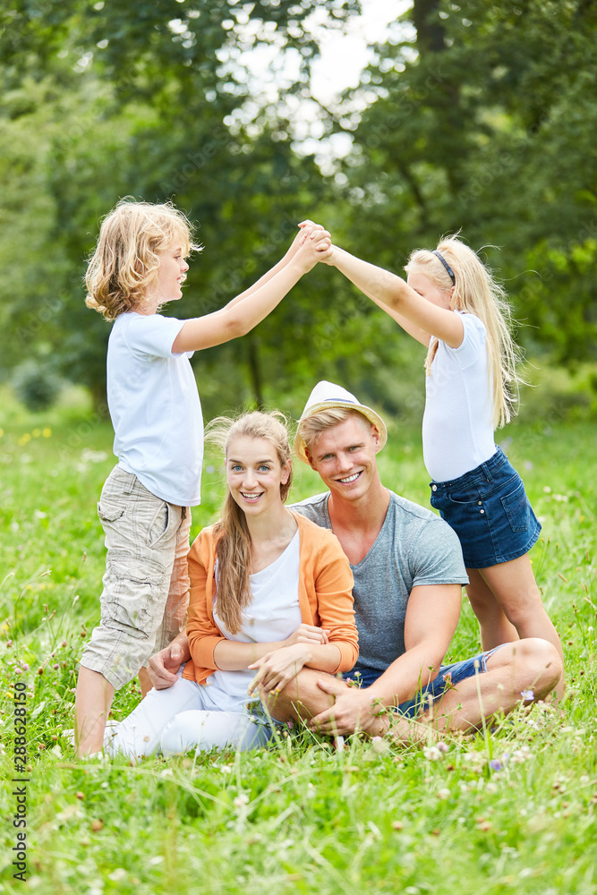 Fototapeta premium Bruder und Schwester bauen ein Dach