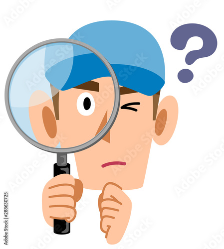 疑問を持ち虫眼鏡を覗く労働者、スタッフの男性