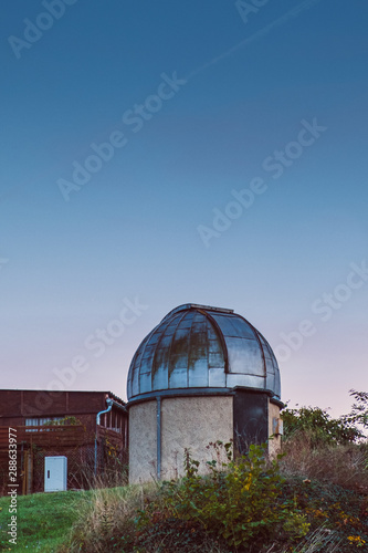 Foto small observatory with blue sky