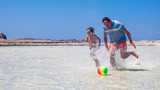padre e figlio giocano sulla spiaggia di Balos a creta, Grecia