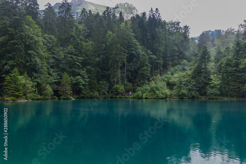 Wunderschöne Erkundungstour durch die Berge der Schweiz. - Blausee/Schweiz photo