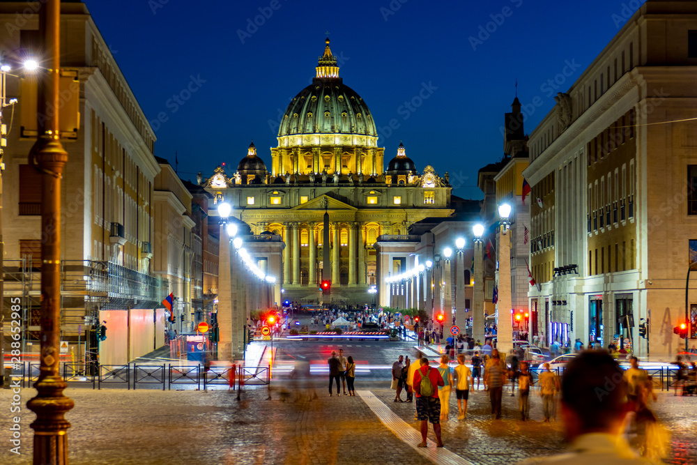 Fototapeta premium Długa ekspozycja niebieskiej godziny Bazyliki Świętego Piotra w Watykanie