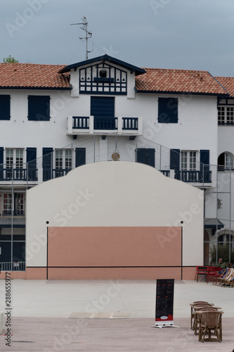 Frontón clásico frances, en medio del pueblo Espelette
