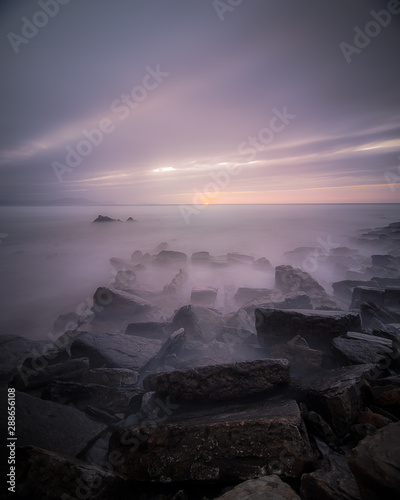 Rocas en un atardecer en medio del mar
