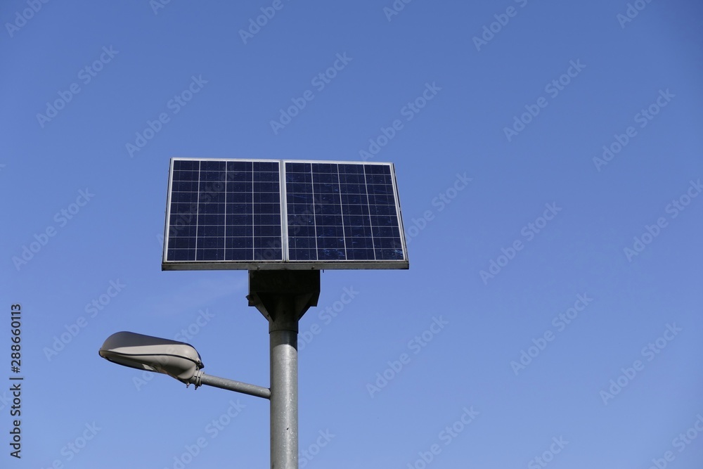 Obraz premium Solarpanel Solarmodul auf einer Laterne Straßenlaterne