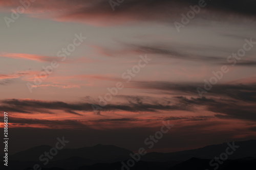 Pink sky with white cotton clouds © Freepik