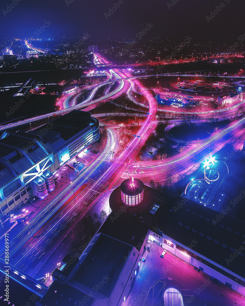 Stadtansicht von Berlin bei Nacht mit Verkehrslichtern - obrazy, fototapety, plakaty 