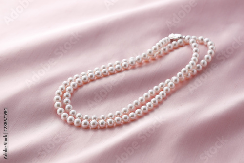 布の上にのった綺麗な真珠のネックレス