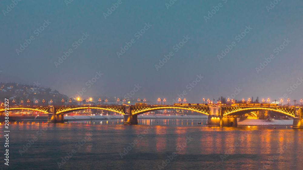 Obraz premium Margit bridge on a winter night in Budapest.