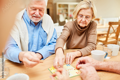 Senioren spielen Brettspiel im Altersheim oder Seniorenheim