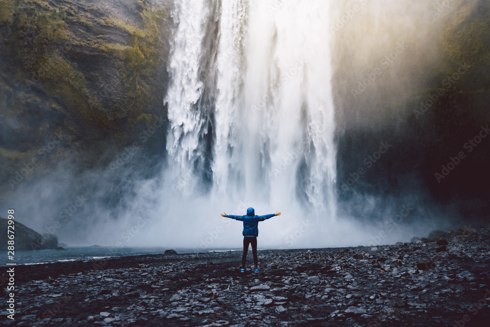 Fototapeta Osoba podziwiająca piękno wodospadu Skogafoss na Islandii