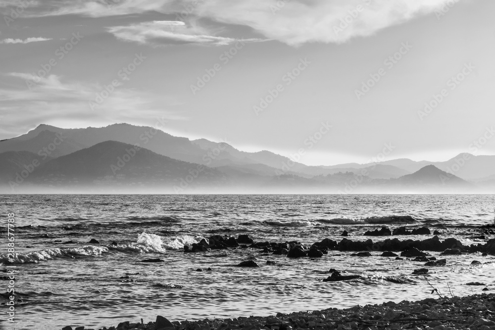 Photo noir et blanc du paysage marin de la Baie de Cannes vue depuis les îles de Lérins sur l'Estérel