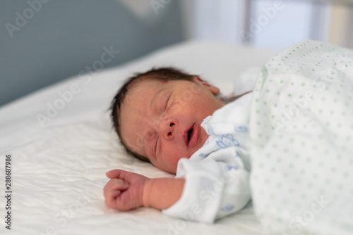 Bebé recién nacido en hospital 51