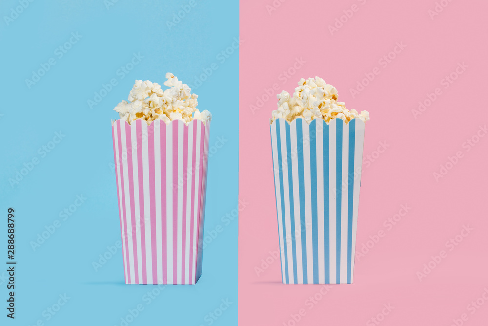 Popcorn palomitas de maíz en cajas de cartón reciclable con rayas sobre un  fondo rosa y celeste aislado. Vista de frente y de cerca. copy space foto  de Stock | Adobe Stock