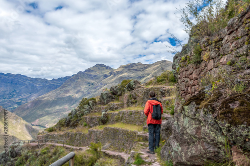 Young male tourist traveling alone in Sacred valley Fototapet