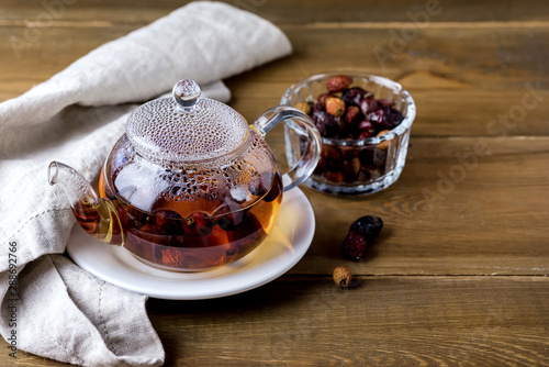 Foto Glass Teapot of Herbal Dog Rose Tea With Dried Rosehips, Types Rosa Canina Hips