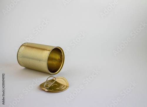 an open can lying on the floor with the lid  床に転がる空き缶と蓋