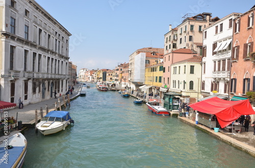 Houses and boats along a canal in Venice © allarizzo