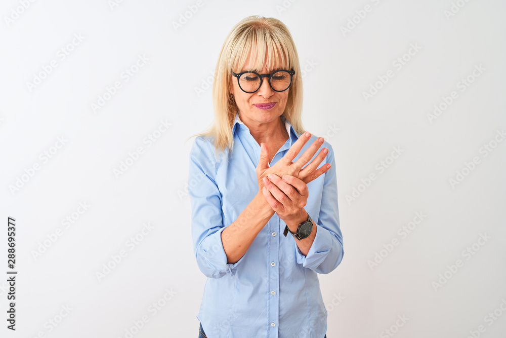 Middle age businesswoman wearing elegant shirt and glasses over isolated white background Suffering pain on hands and fingers, arthritis inflammation Middle age businesswoman wearing elegant shirt and glasses over isolated white background Suffering pain on hands and fingers, arthritis inflammation