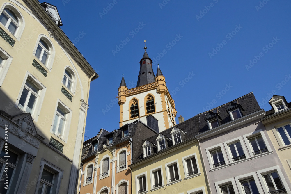 Trier - Kirche St. Gangolf zwischen Altstadthäusern, Rheinland-Pfalz, Deutschland, Europa
