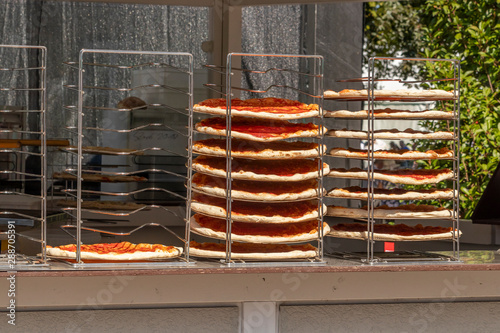 Foto Vorgebackene Pizza im gestell