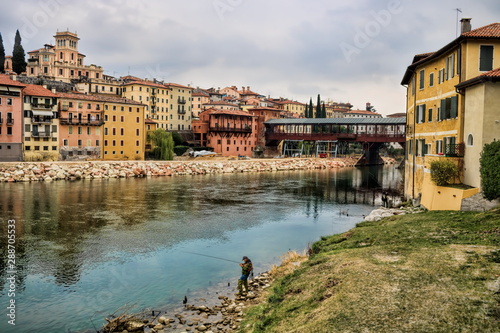 bassano del grappa mit ponte di bassano, italien