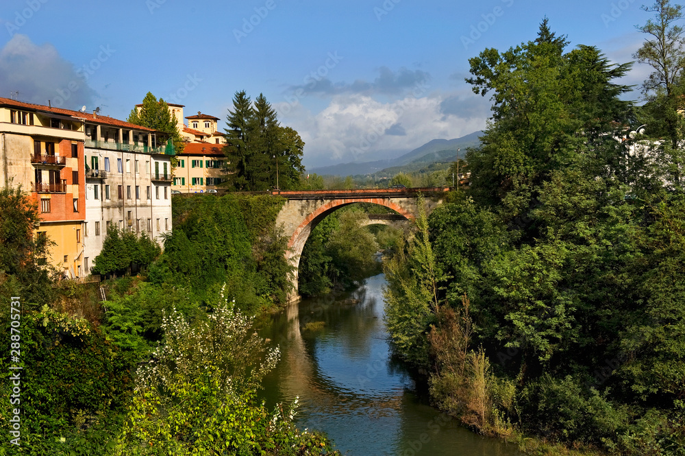 Brücke über den Fluss Serchio in Castelnuovo di Garfagnana, Toscana/ Italien