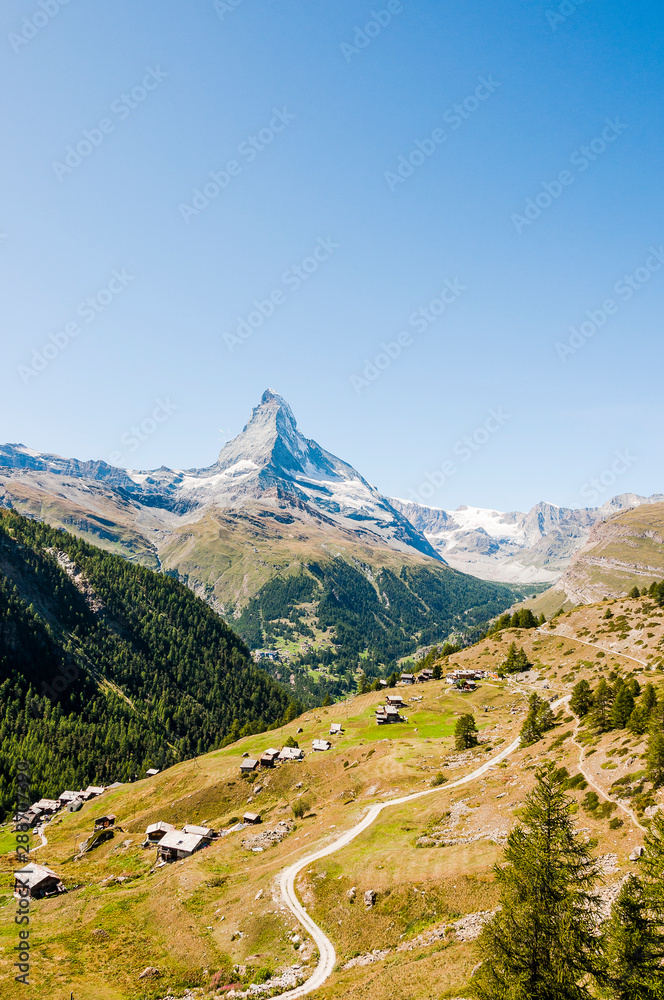 Fototapeta premium Zermatt, Matterhorn, Findeln, Sunnegga, Alpen, Wallis, Wanderweg, Weiler, Alm, Bergwiesen, Bergbauer, Sommer, Schweiz