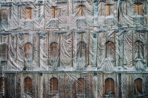 Der Schein trügt, Christo war nicht in der Stadt. .Zum Schutz der alten Mauern ist der Einsatz von Folien nicht nur bei Künstlern angesagt. photo