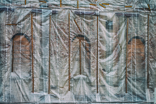 Der Schein trügt, Christo war nicht in der Stadt. .Zum Schutz der alten Mauern ist der Einsatz von Folien nicht nur bei Künstlern angesagt. photo