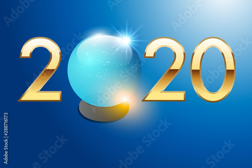 2020 est écrit en chiffres dorés sur un fond bleu avec une boule de cristal pour prévoir l’avenir.