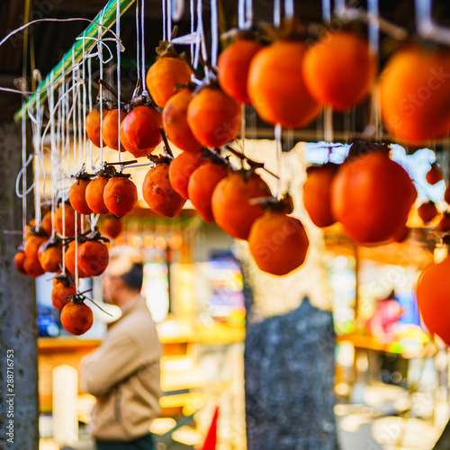 日本の秋のイメージ：日本の田舎の風物詩である軒先に吊された干し柿のオレンジ色のカーテン