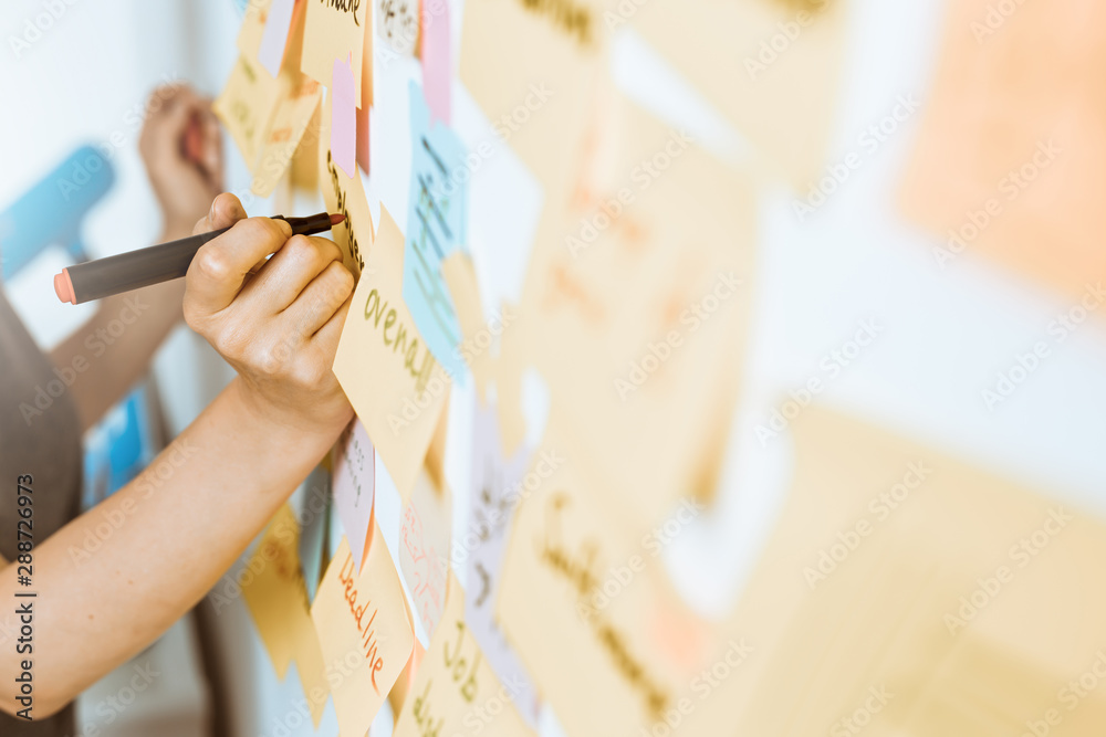 Business people write down an important note, using on the paper stickers post. Brainstorming, teamwork.  - obrazy, fototapety, plakaty 