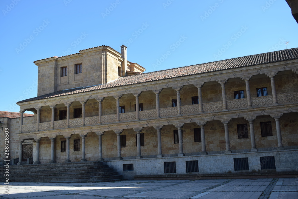Palacio con arcos situado en Salamanca, España.