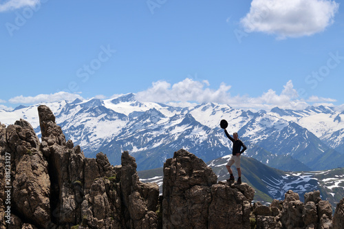 Happy mountain hiker on top of Grosser Rettenstein with Hohe Tauern mountain range in the back © Chris Peters