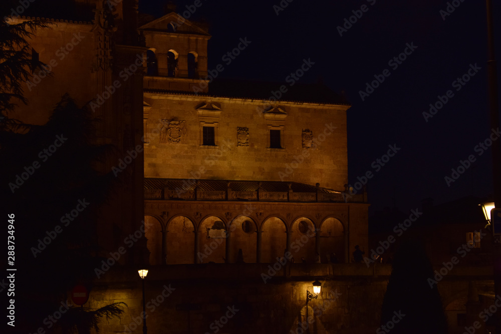 Monumentos de Salamanca, España, por la noche.