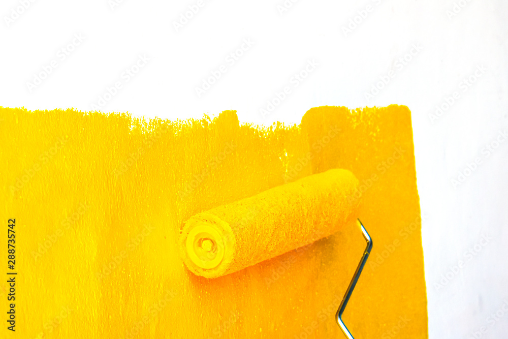 Obraz premium Men painters are painting the walls with yellow.