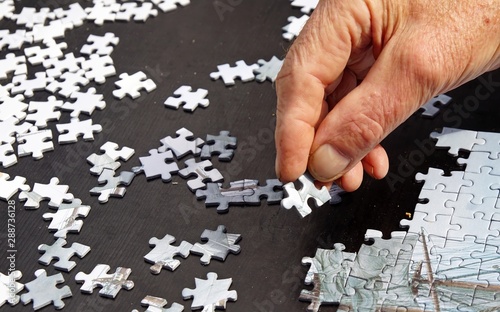 Senior beim puzzeln