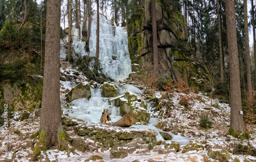 zugefrorener Wasserfall Anfang März im Erzgebirge. Blauenthaler Wasserfall als Panorama