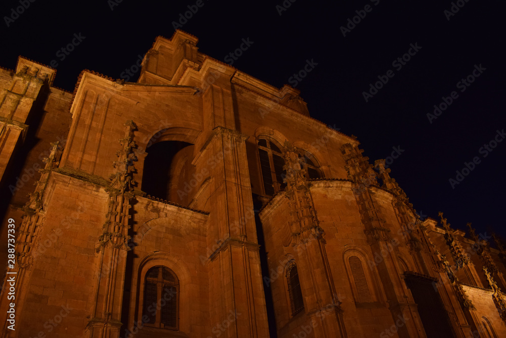 Monumentos de Salamanca, España, por la noche.