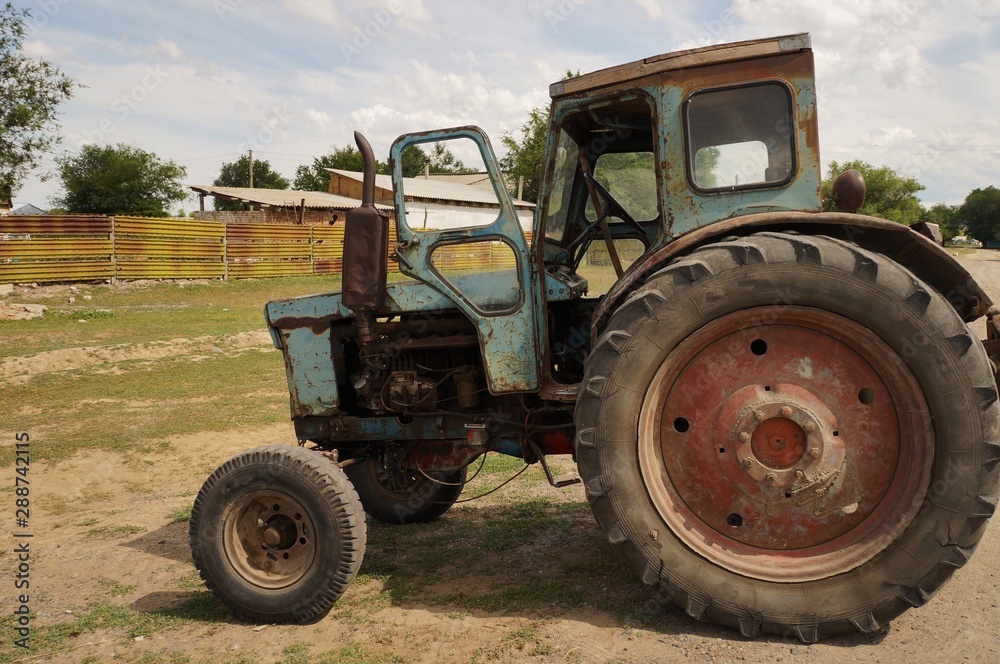 Obraz premium Old iron tractor in field