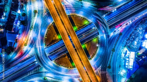 Foto Aerial view Expressway motorway highway circus intersection at Night time Top view , Road traffic in city at thailand