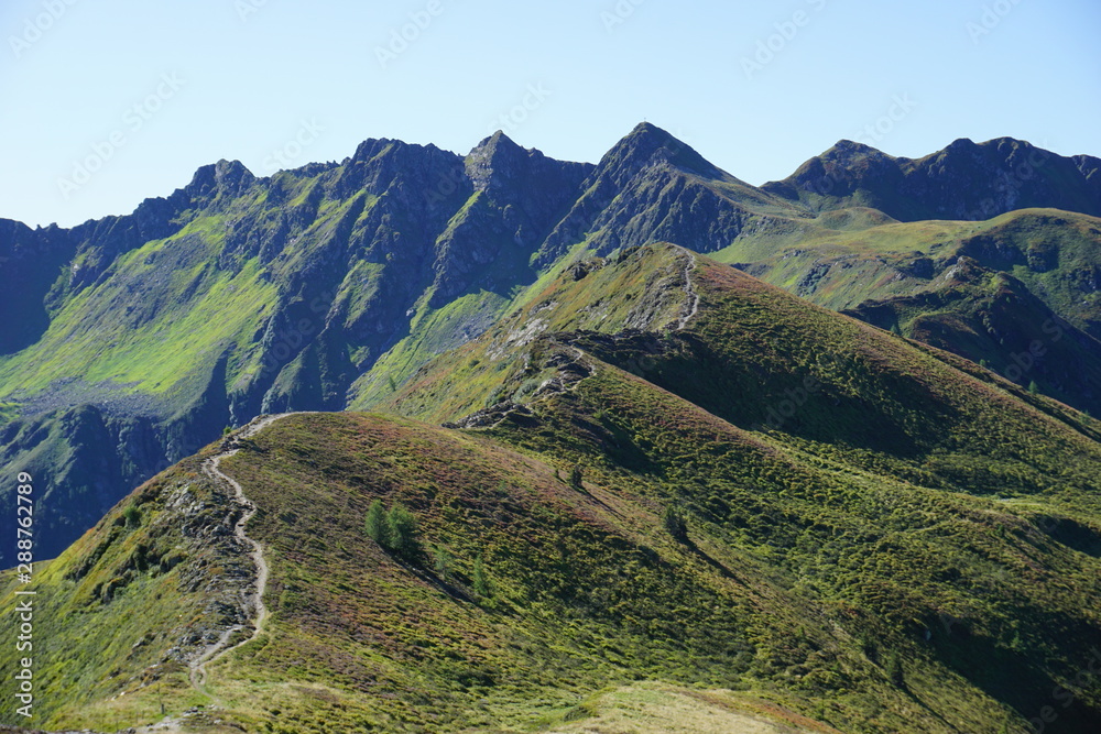 Gradweg, Pfad im Alpbachtal in den Bergen Alpbachs